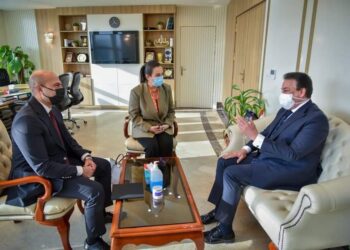 خالد عبد الغفار والمدير الإقليمي لشركة «استرازينيكا» يناقشان التعاون في مجال نقل تكنولوجيا تصنيع اللقاحات والأمصال