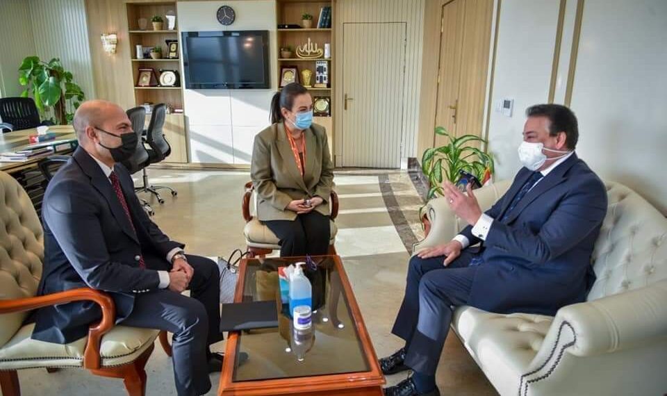 خالد عبد الغفار والمدير الإقليمي لشركة «استرازينيكا» يناقشان التعاون في مجال نقل تكنولوجيا تصنيع اللقاحات والأمصال