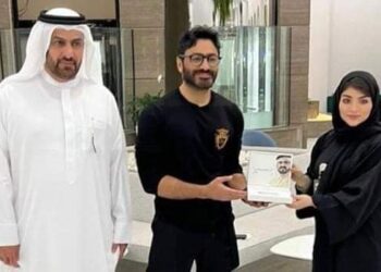 منح تامر حسني بطاقه السعاده في دبي