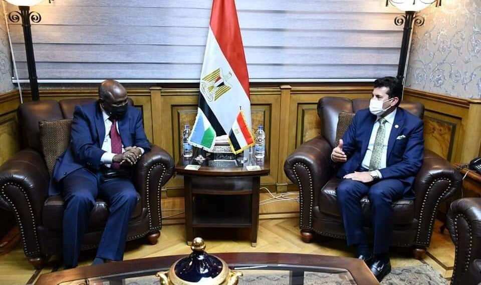 وزير الشباب والرياضة يبحث مع سفير جيبوتي تعزيز التعاون الثنائي