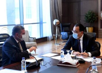 مصطفي مدبولي يتابع مع وزير قطاع الأعمال العام الموقف التنفيذي لخطط توطين صناعة السيارات الكهربائية في مصر