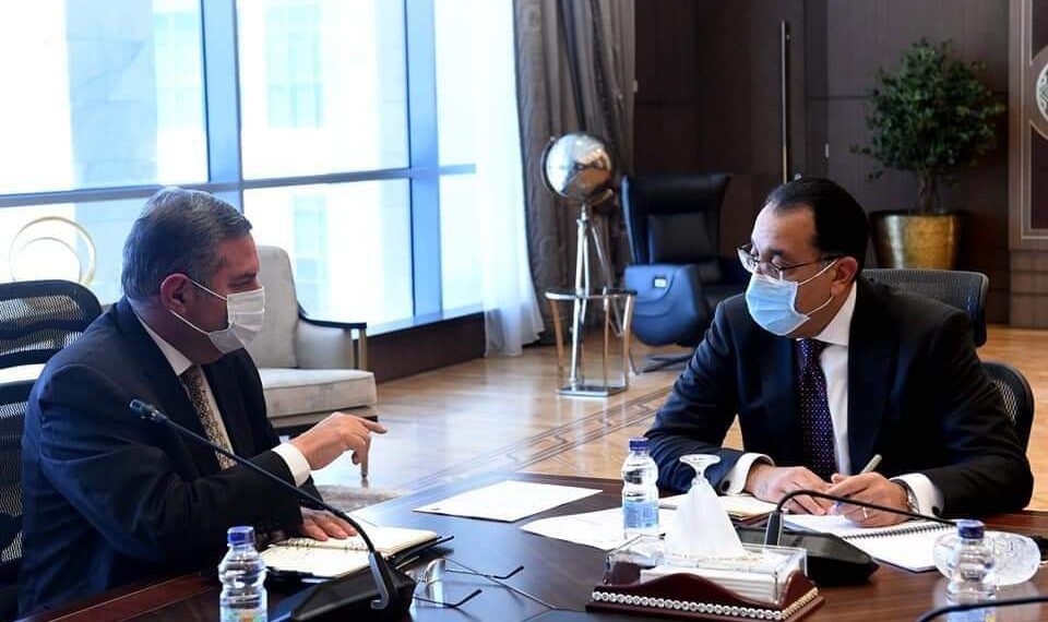 مصطفي مدبولي يتابع مع وزير قطاع الأعمال العام الموقف التنفيذي لخطط توطين صناعة السيارات الكهربائية في مصر