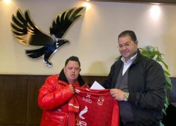 الخطيب يُنهي مشكلة ”أمح“ ويهديه قميص الأهلي