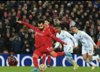 تشافي يفضل صلاح على ليفاندوفيسكي ولوكاكو