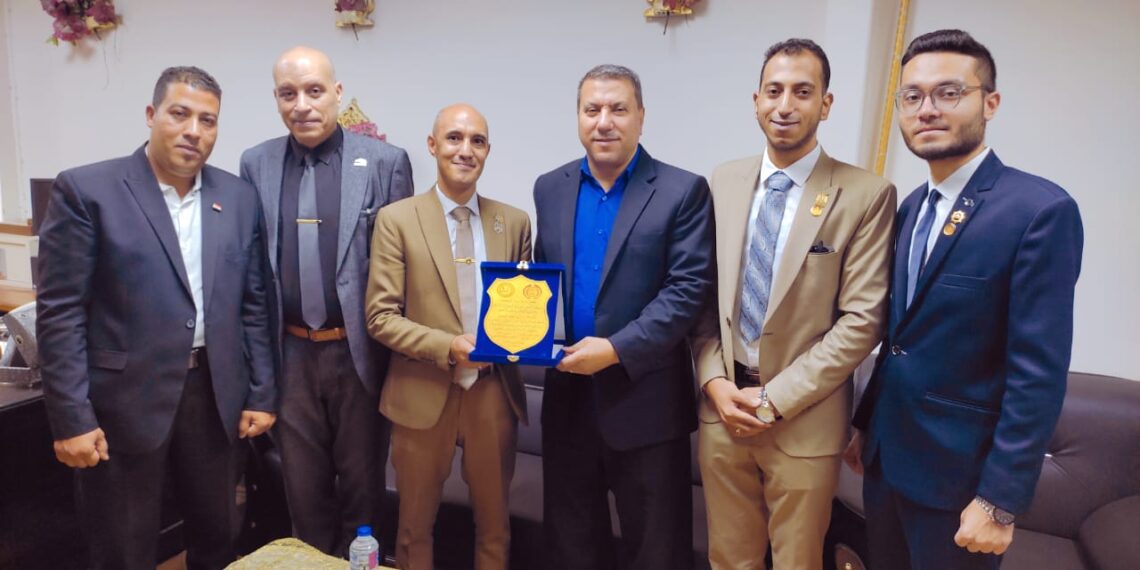 منظمة الحق لحقوق الانسان تكرم رئيس القطاع التجارى بشركة مياة الشرب بالقاهرة الكبرى