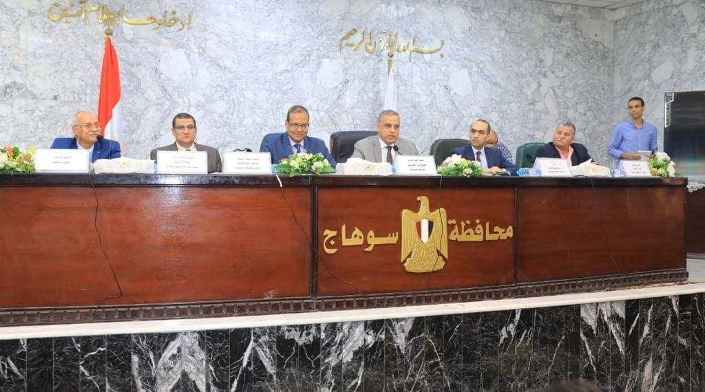 محافظ سوهاج يناقش مع مسئولي جامعة سوهاج