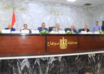 محافظ سوهاج يناقش مع مسئولي جامعة سوهاج