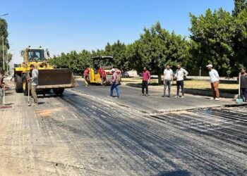 استكمال أعمال الطرق ” الأسفلت ” بعدة مناطق بالعاشر من رمضان