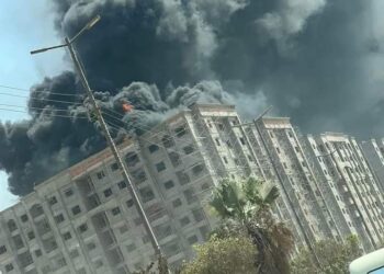 تمكنت قوات الحماية المدنية بالقليوبية من السيطرة على حريق هائل اندلع في أحد الأبراج السكنية تحت الإنشاء بمدينة شبرا الخيمة