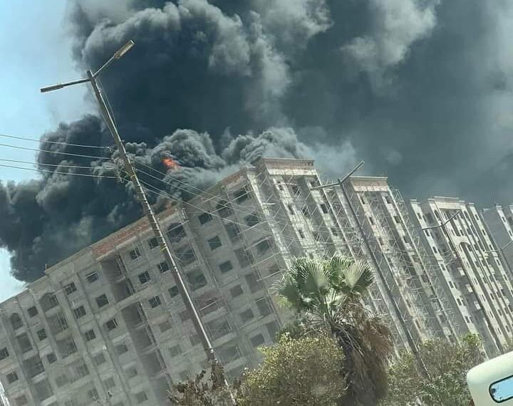 تمكنت قوات الحماية المدنية بالقليوبية من السيطرة على حريق هائل اندلع في أحد الأبراج السكنية تحت الإنشاء بمدينة شبرا الخيمة