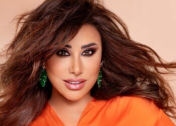 نجوى كرم وهي تعزف على آلة البزق بحرفية تامة، وخفة دم واضحة.