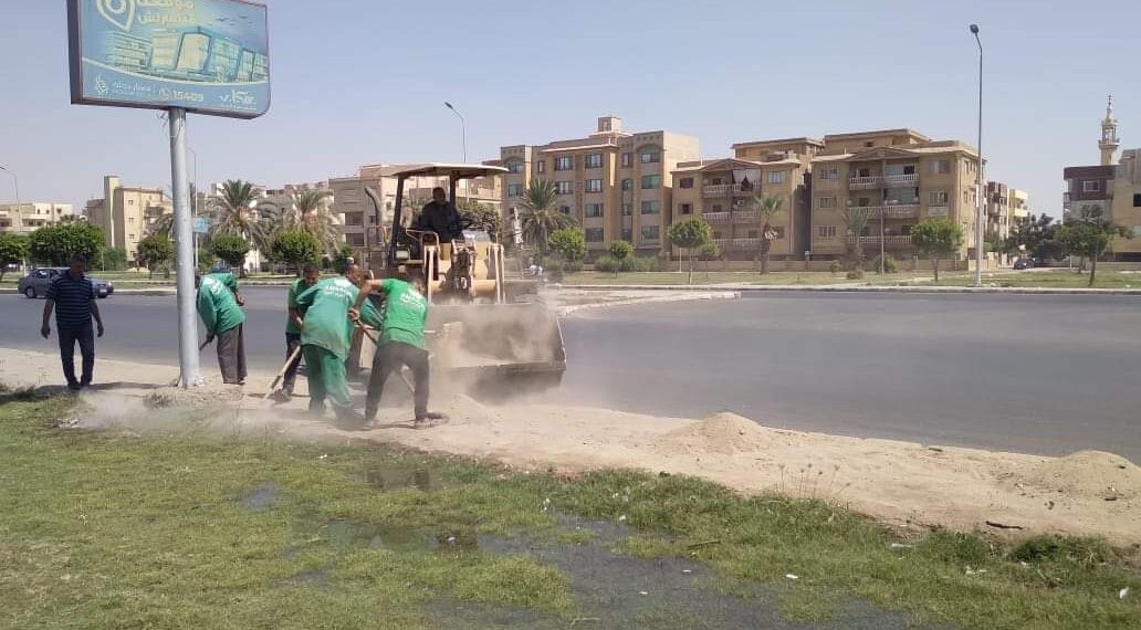 رئيس جهاز تنمية مدينه العاشر من رمضان لأدارة النظافة والتجميل بمتابعة شركات النظافة العاملة بالمدينة .