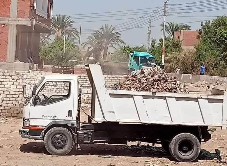 الصمطى ،، حملة نظافة بنطاق مركز ومدينه جرجا ورفع أكثر من 20 طن من القمامة والمخلفات من قرية خارفة.