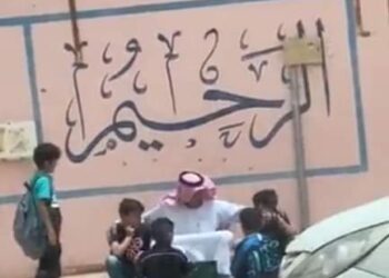 أثارت استعطاف الجميع.. ردة فعل جميلة لمعلم سعودي
