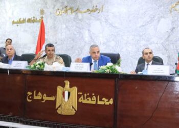 محافظ سوهاج يترأس الاجتماع الدوري لبحث موقف مشروعات المبادرة الرئاسية لتطوير الريف المصري