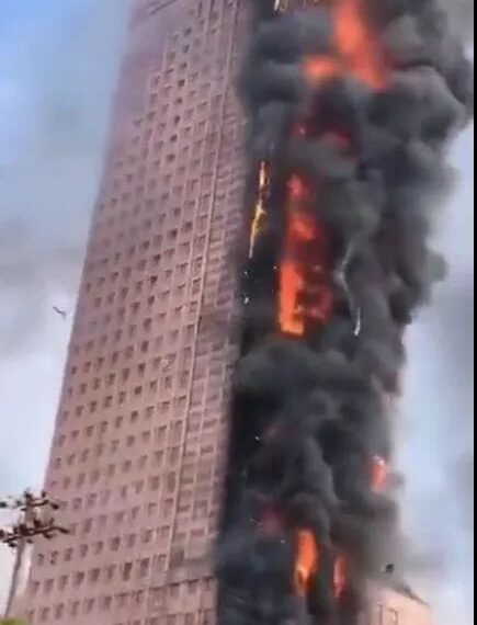 احترقت بالكامل والإصابات قد تفوق المئات.. حريق مروع يطال ناطحة سحاب وسط #الصين