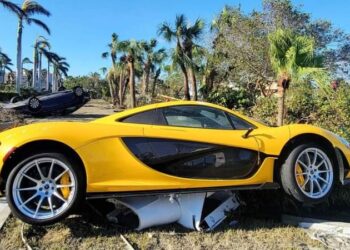 صاحب الحظ الأسوأ.. تتدمر سيارته الفارهة بسعر حوالي مليون دولار في إعصار بعد أيام من شرائها