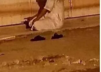 صاحب متجر يصلي أمام متجره بعد احتراقه بالكامل