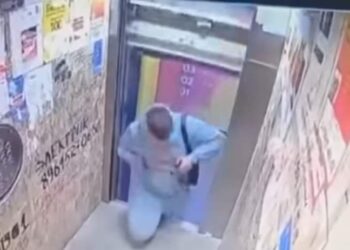 روسي ينجو من الموت في مصعد بأعجوبة