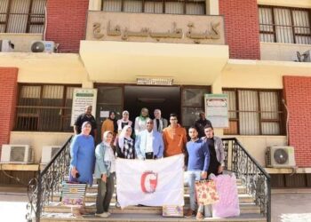 طلاب كلية طب سوهاج يدخلون البهجة والسرور علي نزلاء دار المسنين بالمحافظة