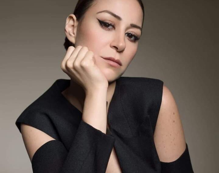 عاجل القبض علي الفنانة منه شلبي في مطار القاهرة وبحوزتها كمية من المواد المخدرة