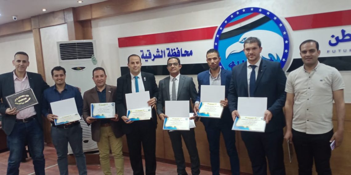 تكريم الموظف المثالي في ” عيد العمال ” من حزب مستقبل وطن