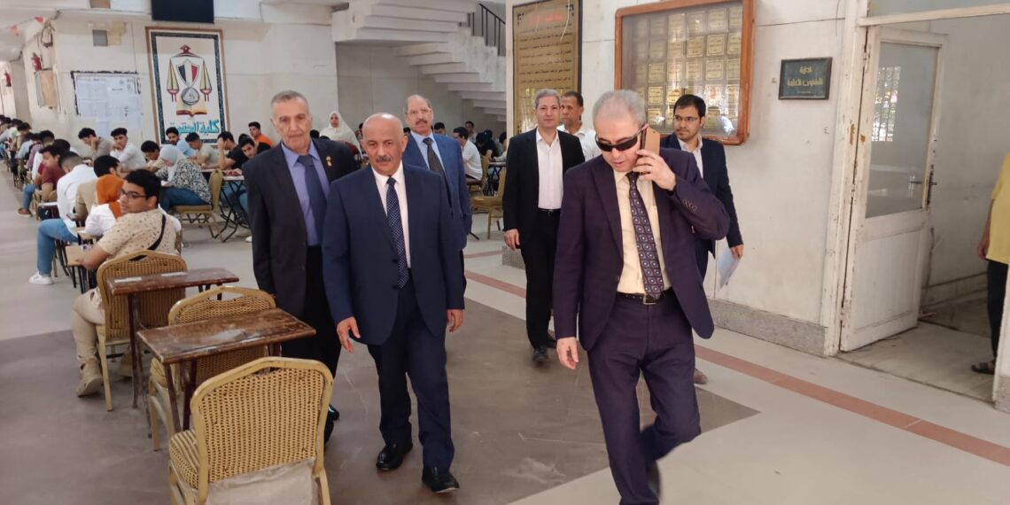 نائب رئيس جامعة الزقازيق الدكتور. عاطف حسين  يتفقد سير الامتحانات بكلية الحقوق
