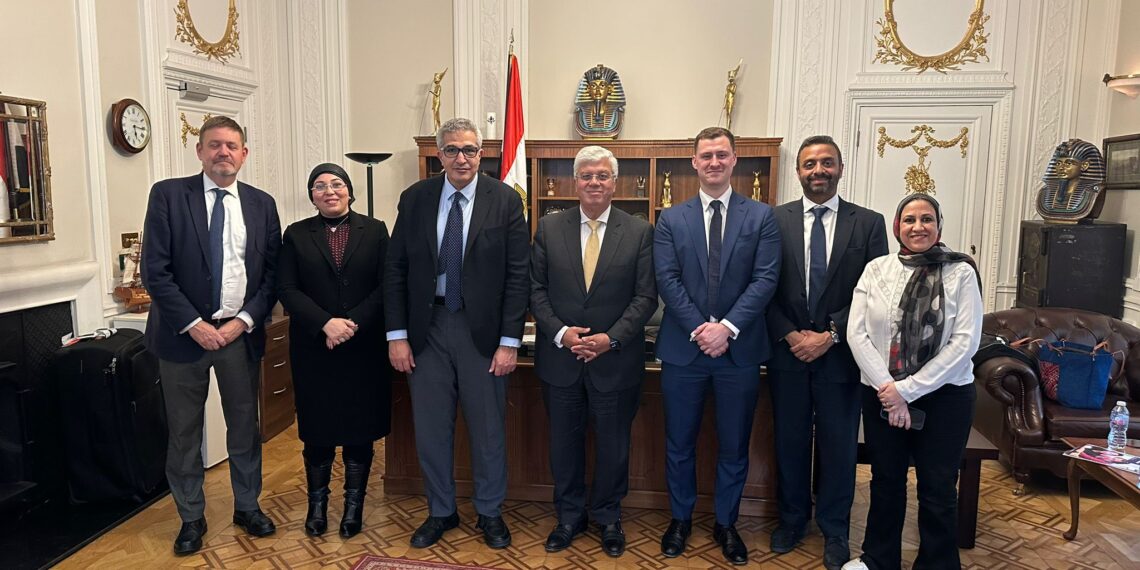 وزير التعليم العالي يبحث مع مدير مؤسسة “التايمز”  سبل مواصلة الجامعات المصرية