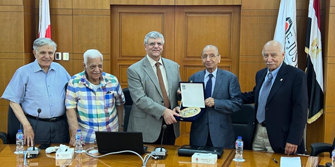 وفد من أعضاء مجلس ادارة المجمع العلمى المصرى يزور الجامعة المصرية اليابانية