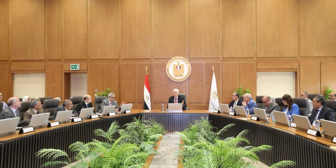 وزير التعليم العالي يرأس اجتماع مجلس شئون المعاهد العالية الخاصة