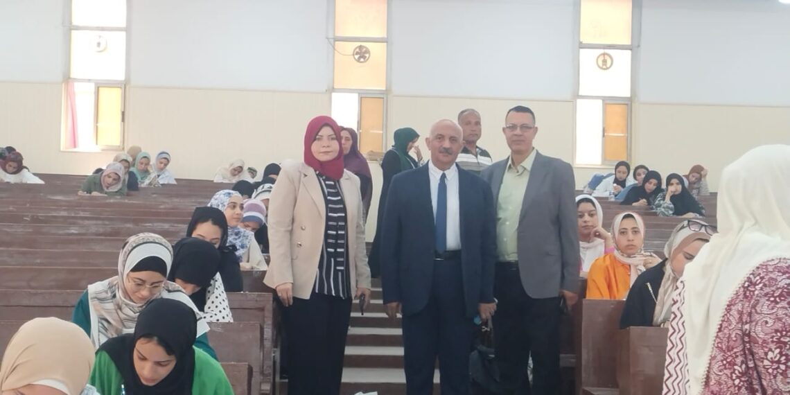 نائب رئيس جامعة الزقازيق الدكتور.عاطف حسين يتفقد سير أعمال الامتحانات بكلية تربية للطفولة المبكرة