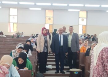 نائب رئيس جامعة الزقازيق الدكتور.عاطف حسين يتفقد سير أعمال الامتحانات بكلية تربية للطفولة المبكرة