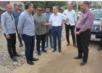 عقب إنذاره المقاولين بسرعه إنهاء رصف شوارع وطرق المحافظه”