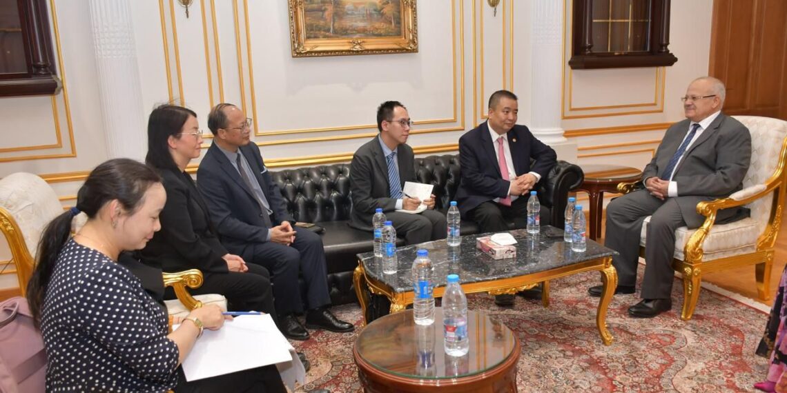 د. الخشت يستقبل وفدًا رفيع المستوى من جامعة فودان الصينية بجامعة القاهرة الدولية