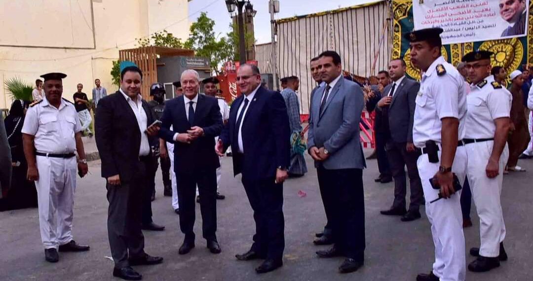 محافظ الأقصر يؤدي صلاة عيد الأضحى بمسجد «أبو الحجاج