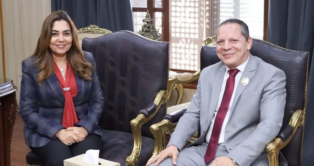 الدكتور حمدان ربيع رئيس جامعة دمياط يهنئ الدكتورة منال عوض لتوليها منصب وزير التنمية المحلية
