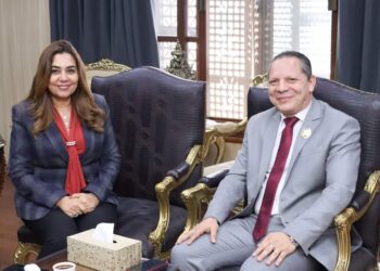 الدكتور حمدان ربيع رئيس جامعة دمياط يهنئ الدكتورة منال عوض لتوليها منصب وزير التنمية المحلية