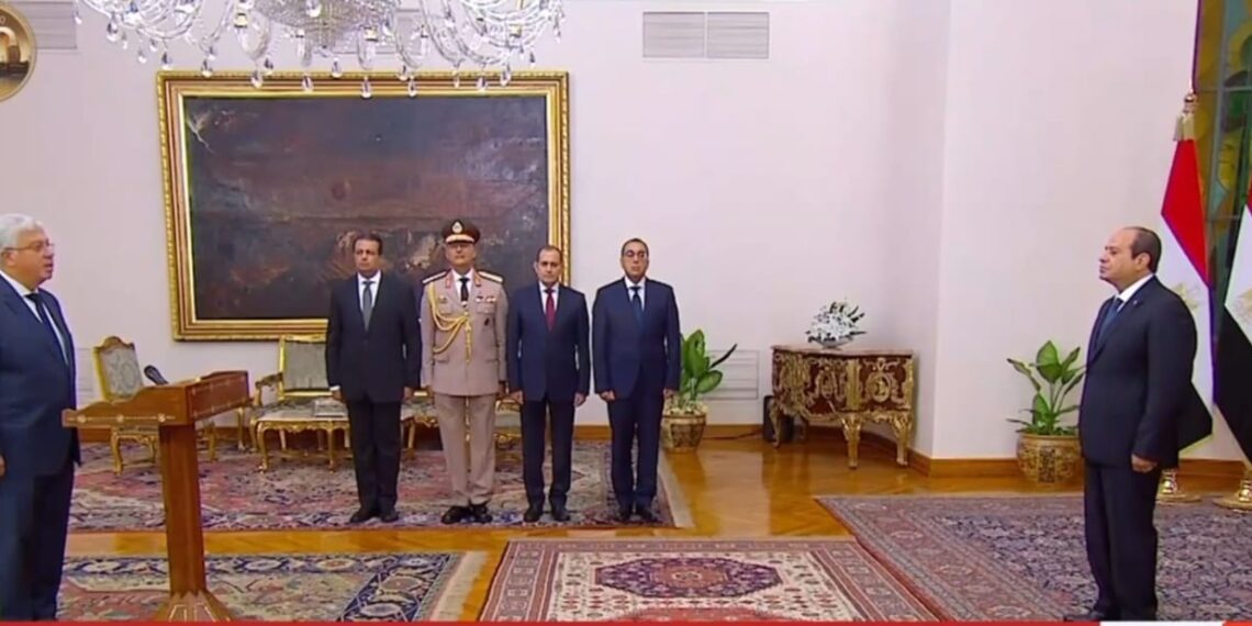 الدكتور حمدان ربيع رئيس جامعة دمياط يهنئ الدكتور أيمن عاشور لتجديد الثقة به وزيرًا للتعليم العالي والبحث العلمي