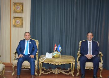 الدكتور حمدان ربيع رئيس جامعة دمياط يهنئ الدكتور أيمن الشهابي لتوليه محافظا لدمياط