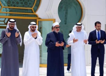 قبل مغادرته أبوظبي شيخ الأزهر و رئيس مجلس حكماء المسلمين يزور ضريح الشيخ زايد طيب الله ثراه.