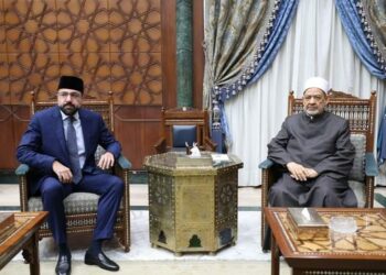 وزير الشؤون الدينية الباكستاني يوجِّه دعوة رسمية لشيخ الأزهر لزيارة البلاد