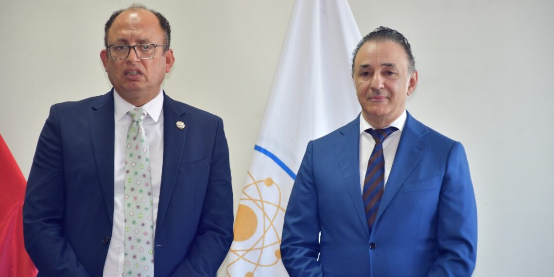 رئيس جامعة حلوان يكرم قيادات أكاديمية على إسهاماتهم في تطوير الجامعة خلال مجلس الجامعة الطارئ