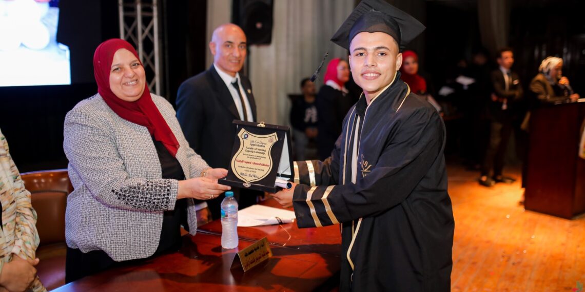 الحاج “جمعة الشافعي” يهنئ مهدي سيد خاطر بمناسبة تخرجه من كلية التمريض