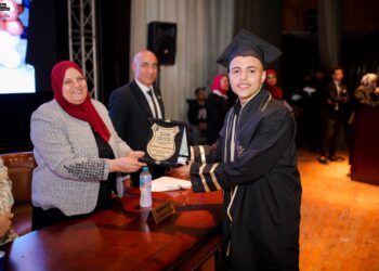 الحاج “جمعة الشافعي” يهنئ مهدي سيد خاطر بمناسبة تخرجه من كلية التمريض