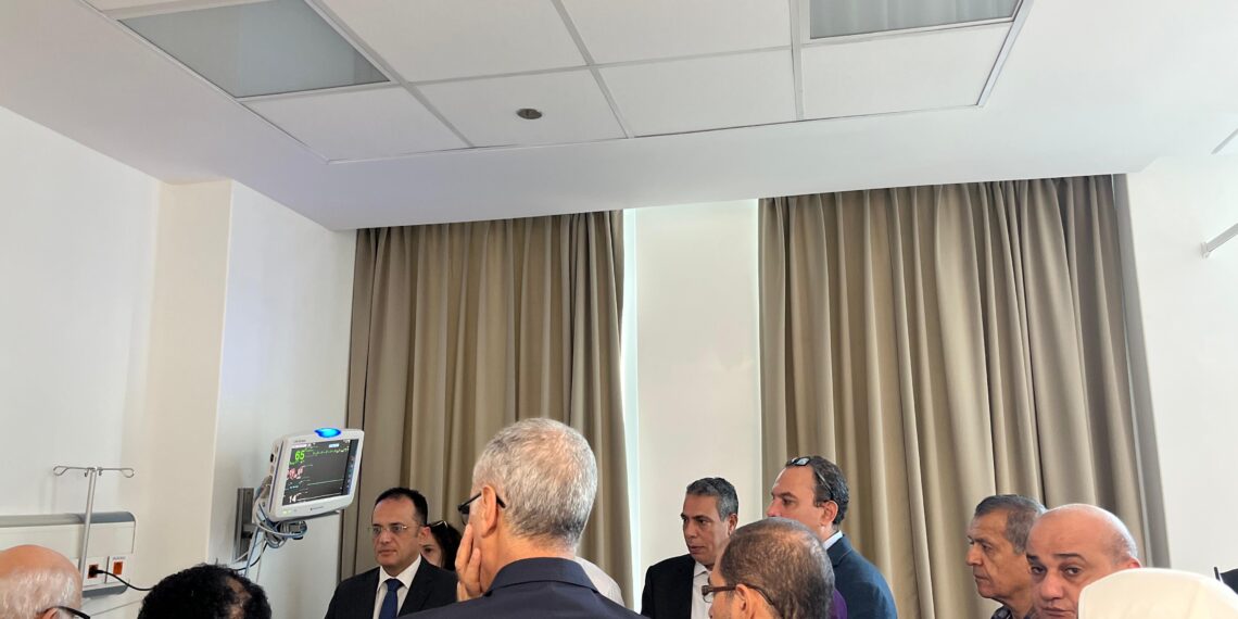 وفد قيادات التعليم العالي وجامعة الجلالة يزور الطلاب المُصابين بمجمع السويس الطبي ويطمئن على تقديم الرعاية الكاملة لهم