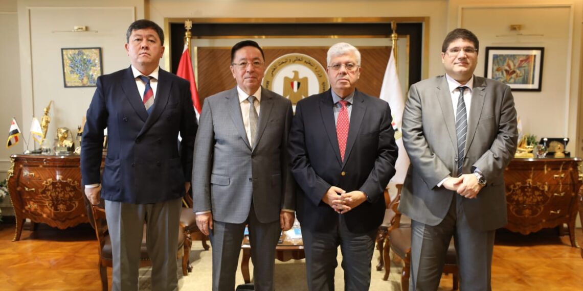 وزير التعليم العالي يبحث دعم التعاون المشترك مع كازاخستان في مجالات التعليم العالي والبحث العلمي
