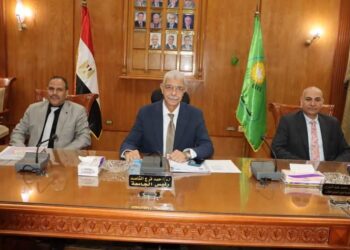 مجلس جامعة المنوفية يكرم الكليات الفائزة بالتميز البيئى