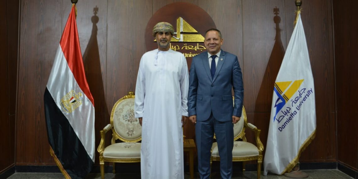 الدكتور حمدان ربيع رئيس جامعة دمياط يستقبل مستشار الموارد البشرية لرئيس مجلس الدولة العماني