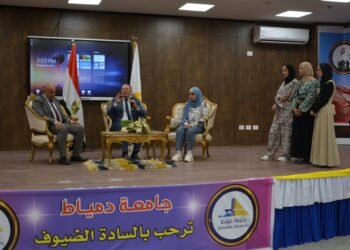 الدكتور حمدان ربيع رئيس جامعة دمياط يجتمع بمجلس شئون خدمة المجتمع وتنمية البيئة ويلتقي بطلاب المدن الجامعية