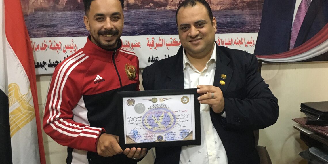 تكريم الأمين محمد منصور نجدة السويس من المستشار محمد عدلي مدير مكتب الشرقية للمركز العربي لحقوق الإنسان ومركز المحكمين الدوليين لتسوية المنازعات